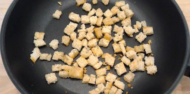 салат с фасолью, сухариками и колбасой