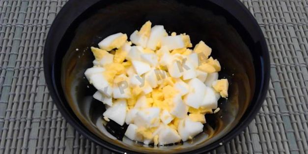 салат с фасолью, сухариками и колбасой