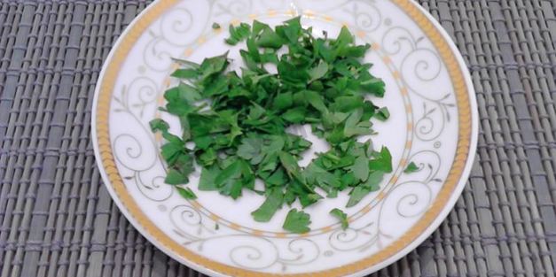 салат с фасолью, сухариками и колбасой