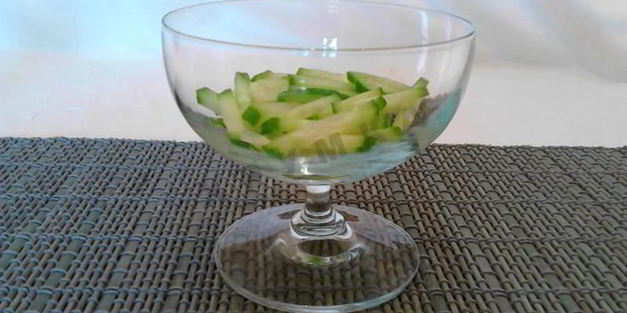 салат с фасолью, сухариками и колбасой