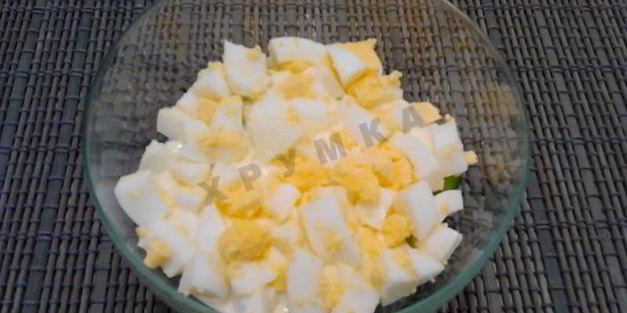 салат с фасолью, сухариками и колбасой