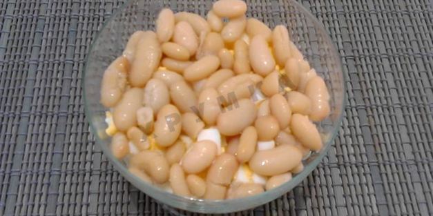 салат с фасолью, сухариками и колбасой