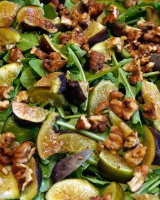 Салат с инжиром, прошутто и козьим сыром