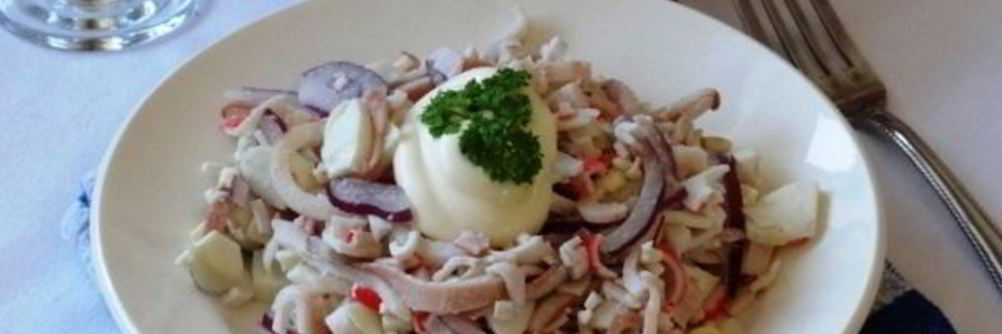 Салат с кальмарами и крабовыми палочками