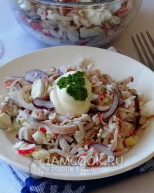 Салат с кальмарами и крабовыми палочками