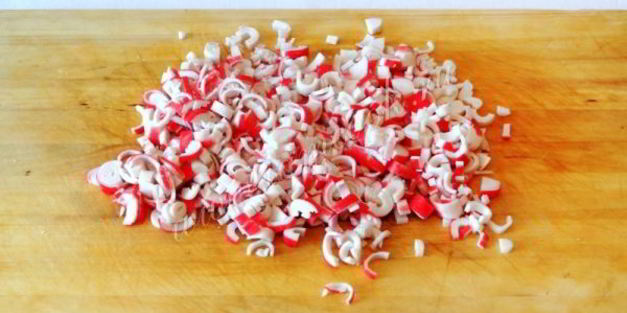 салат с кальмарами и крабовыми палочками