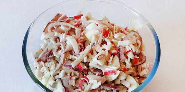 салат с кальмарами и крабовыми палочками