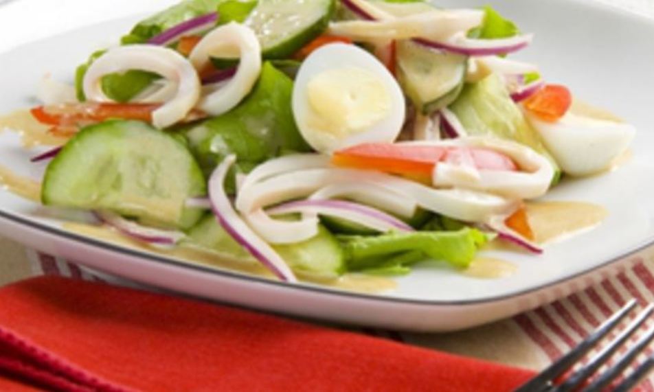 Рецепт салат с кальмарами и перепелиными яйцами