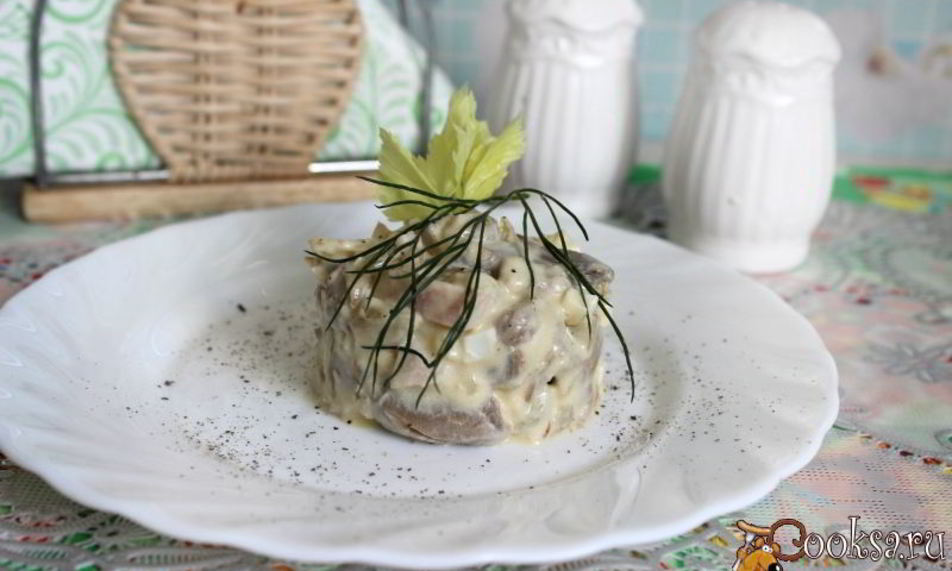 Рецепт салат с кальмарами и жареными шампиньонами по-нормандски