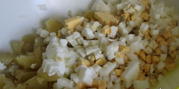 салат с кальмарами и жареными шампиньонами по-нормандски