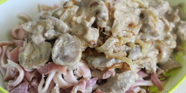 салат с кальмарами и жареными шампиньонами по-нормандски