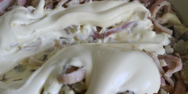 салат с кальмарами и жареными шампиньонами по-нормандски