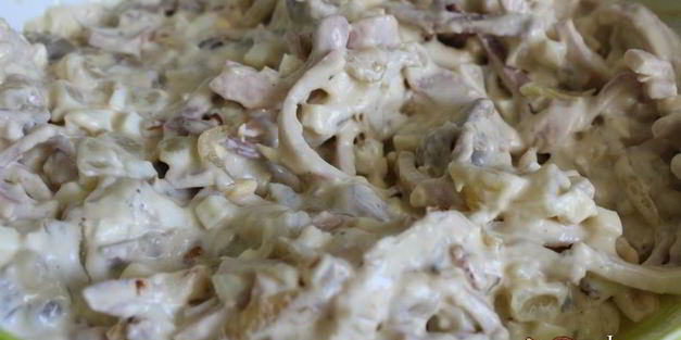 салат с кальмарами и жареными шампиньонами по-нормандски