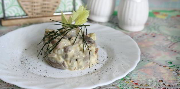 салат с кальмарами и жареными шампиньонами по-нормандски