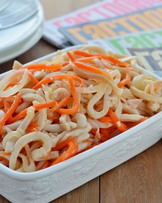 Салат с кальмарами