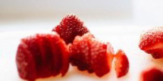 салат с клубникой, шпинатом и киноа