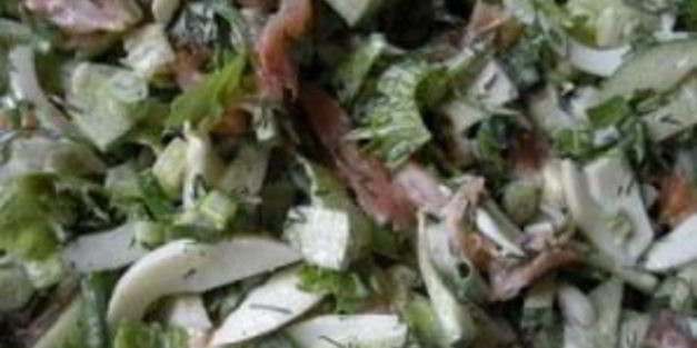 салат с копченой форелью