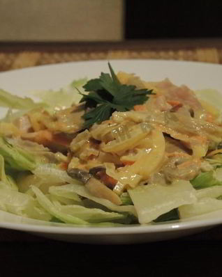 Салат с копченым окорочком и грибами