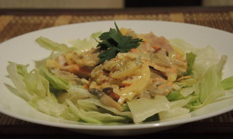 Рецепт салат с копченым окорочком и грибами