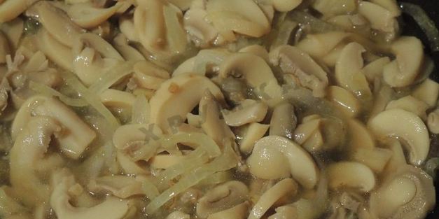 салат с копченым окорочком и грибами