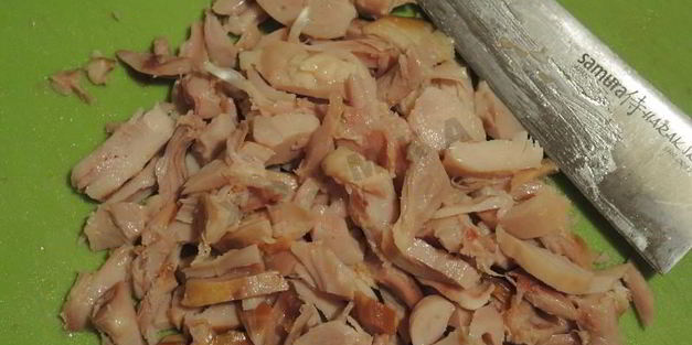 салат с копченым окорочком и грибами