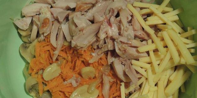 салат с копченым окорочком и грибами