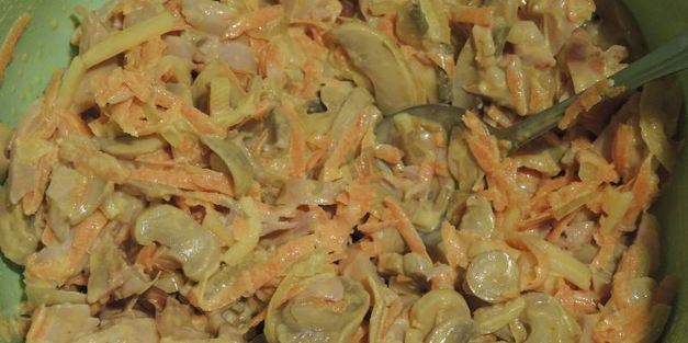 салат с копченым окорочком и грибами