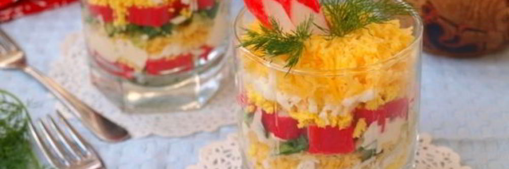 Салат с крабовыми палочками и огурцом