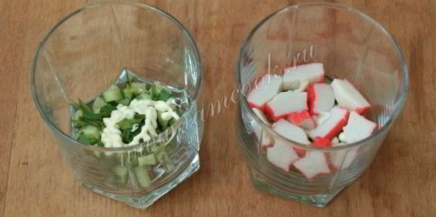 салат с крабовыми палочками и огурцом