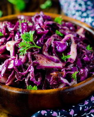 Салат с красной капустой, креветками, огурцами и ростками