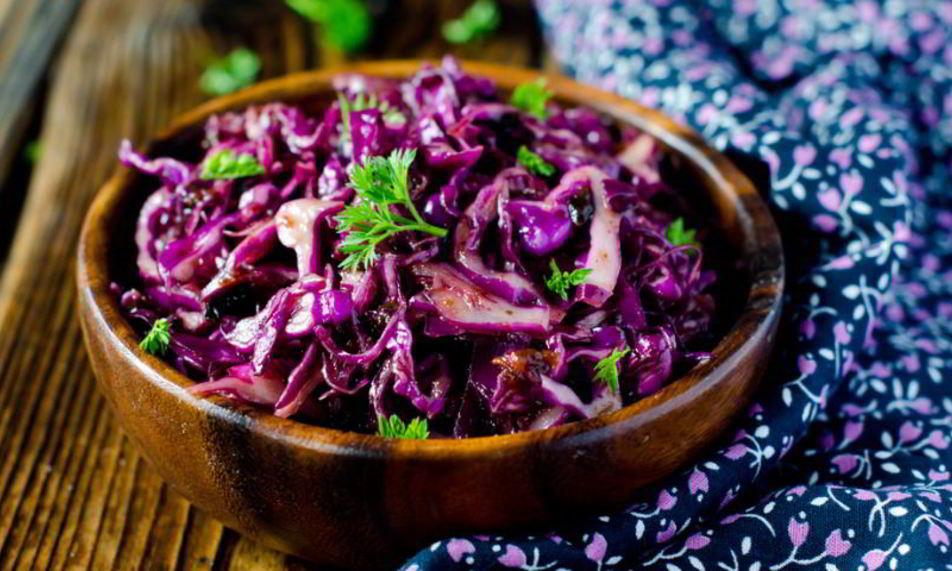 Рецепт салат с красной капустой, креветками, огурцами и ростками