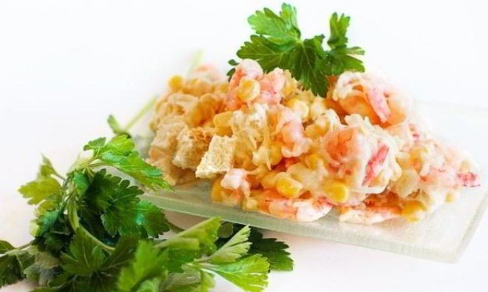 Рецепт салата с креветками и сухариками