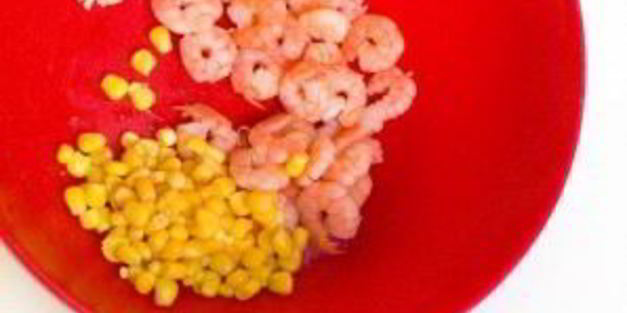 салат с креветками и сухариками