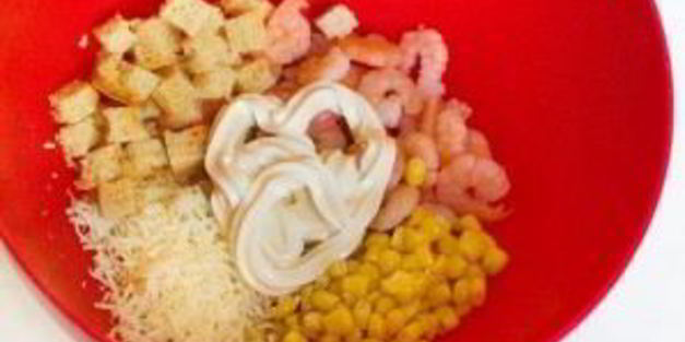 салат с креветками и сухариками