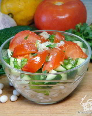 Салат с курицей , фасолью и свежими овощами