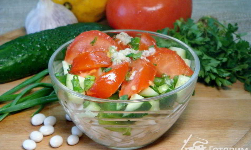 Рецепт салат с курицей , фасолью и свежими овощами