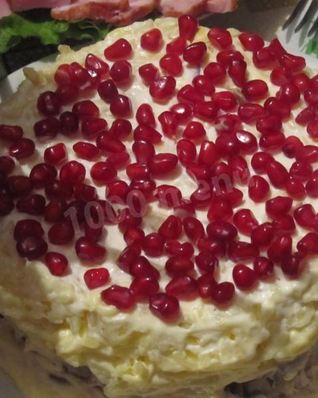 Салат с курицей гранатом и сыром