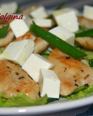 Салат с курицей и сыром фета