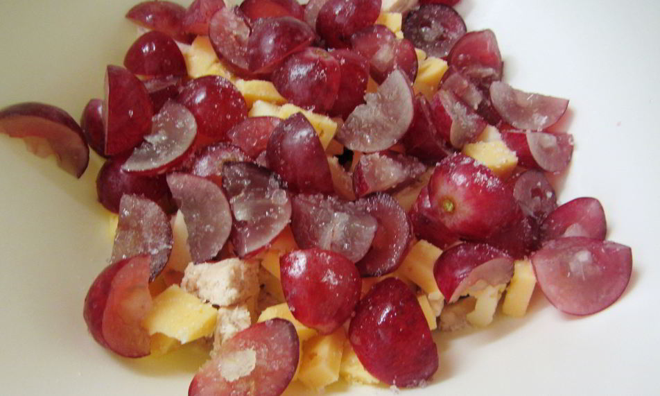 Рецепт салат с курицей, сыром и виноградом