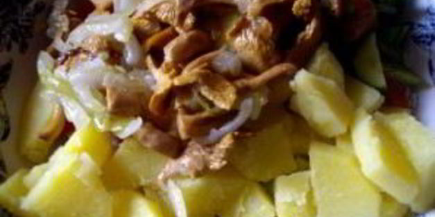 салат с лисичками и картофелем