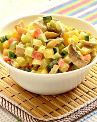 Салат с маринованными шампиньонами и свежими огурцами