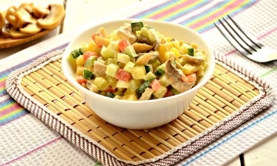 Рецепт салат с маринованными шампиньонами и свежими огурцами