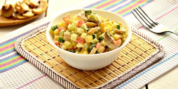 салат с маринованными шампиньонами и свежими огурцами