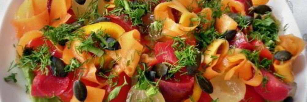 Салат с маринованными тыквой и сливой