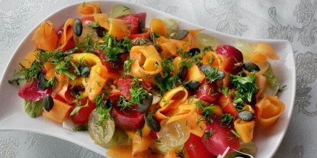 салат с маринованными тыквой и сливой