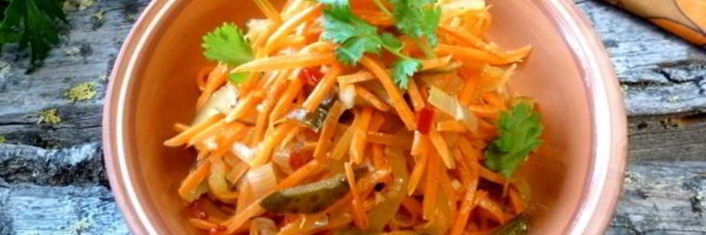 Салат с морковкой и солеными огурцами