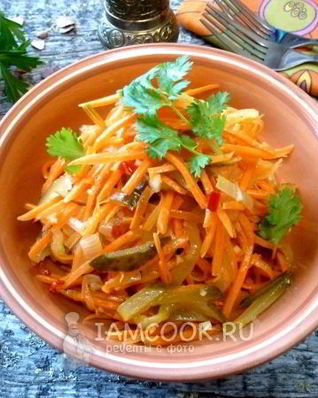 Салат с морковкой и солеными огурцами