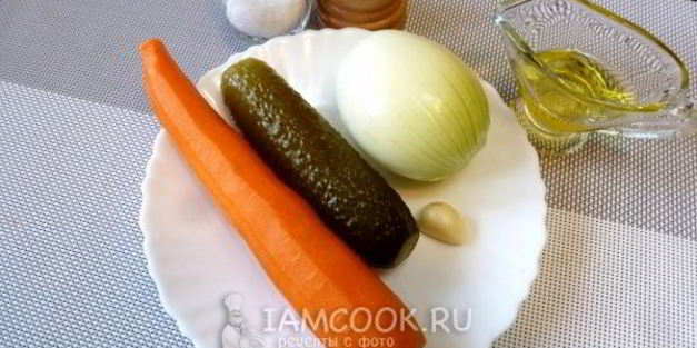 салат с морковкой и солеными огурцами