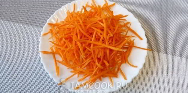 салат с морковкой и солеными огурцами