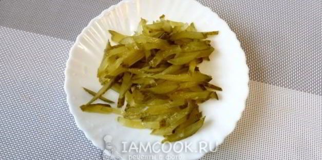 салат с морковкой и солеными огурцами